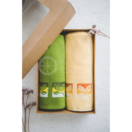 Set of towels with a design in a box 